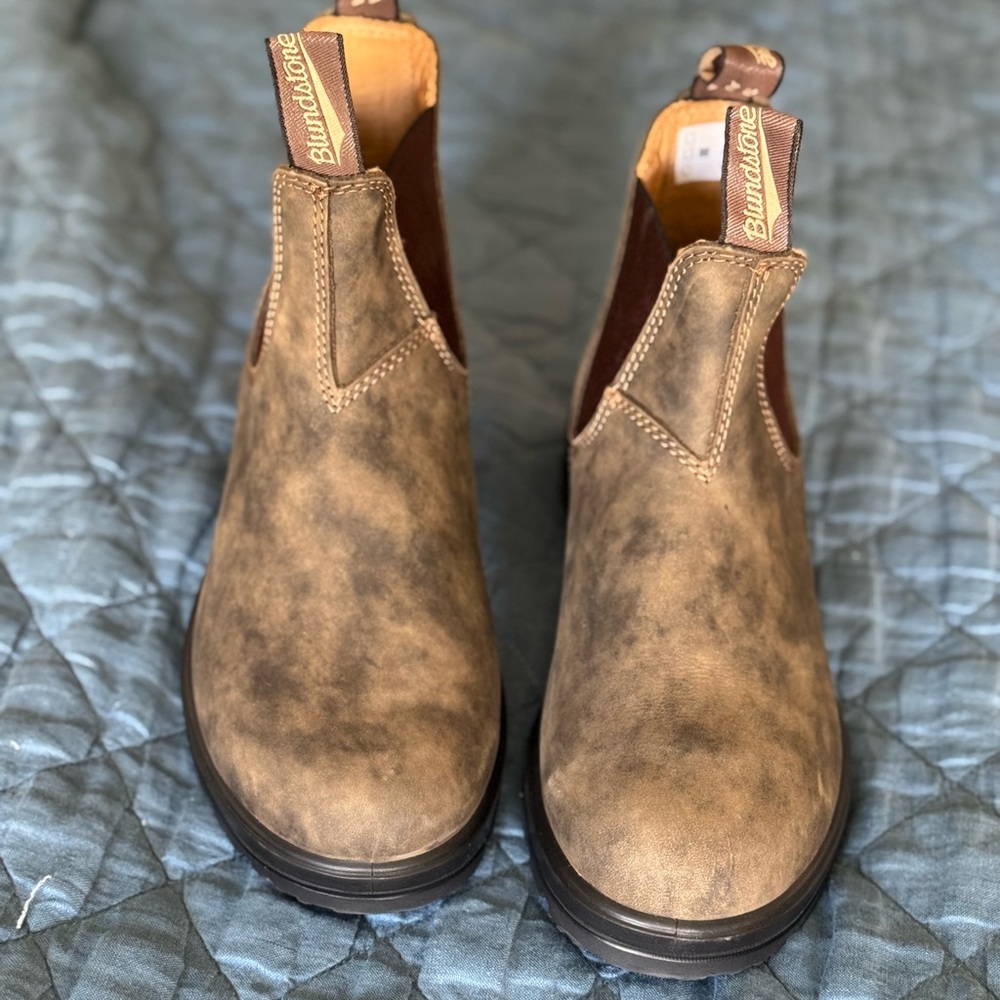 (Brand New!) Blundstone Rustic Brown Ankle Boots  (never worn outside).